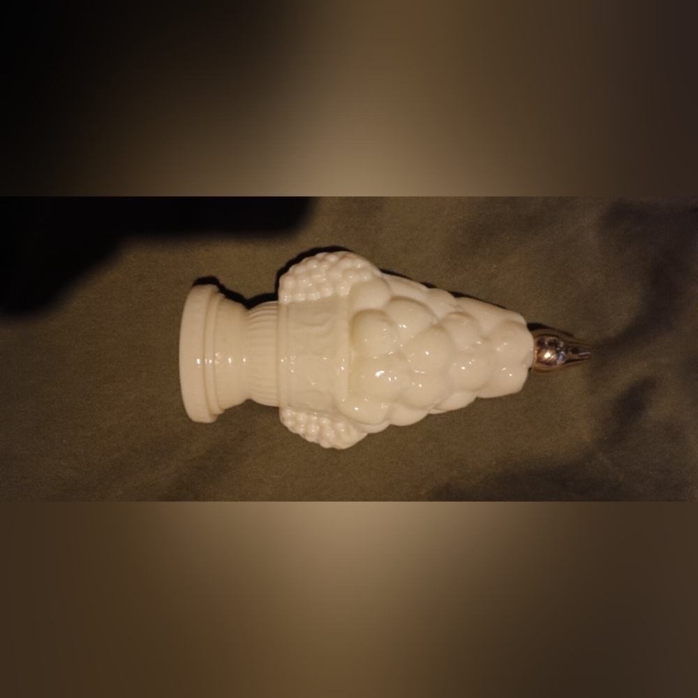 Avon White Elegant Ceramic Accent Moonwind.